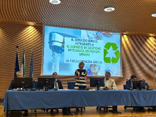 L'incontro organizzato dall'Amministrazione regionale e dall'Autorità unica per i servizi idrici e i rifiuti (Ausir) per avviare un confronto tra gli operatori del settore, alla presenza degli assessori regionali Fabio Scoccimarro (Energia e Sviluppo sostenibile) e Barbara Zilli (Finanze).